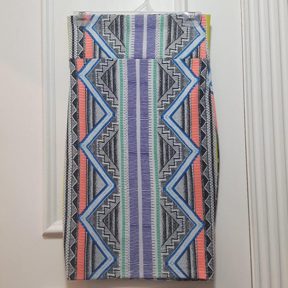 🛍️ NWOT patterned pencil skirt